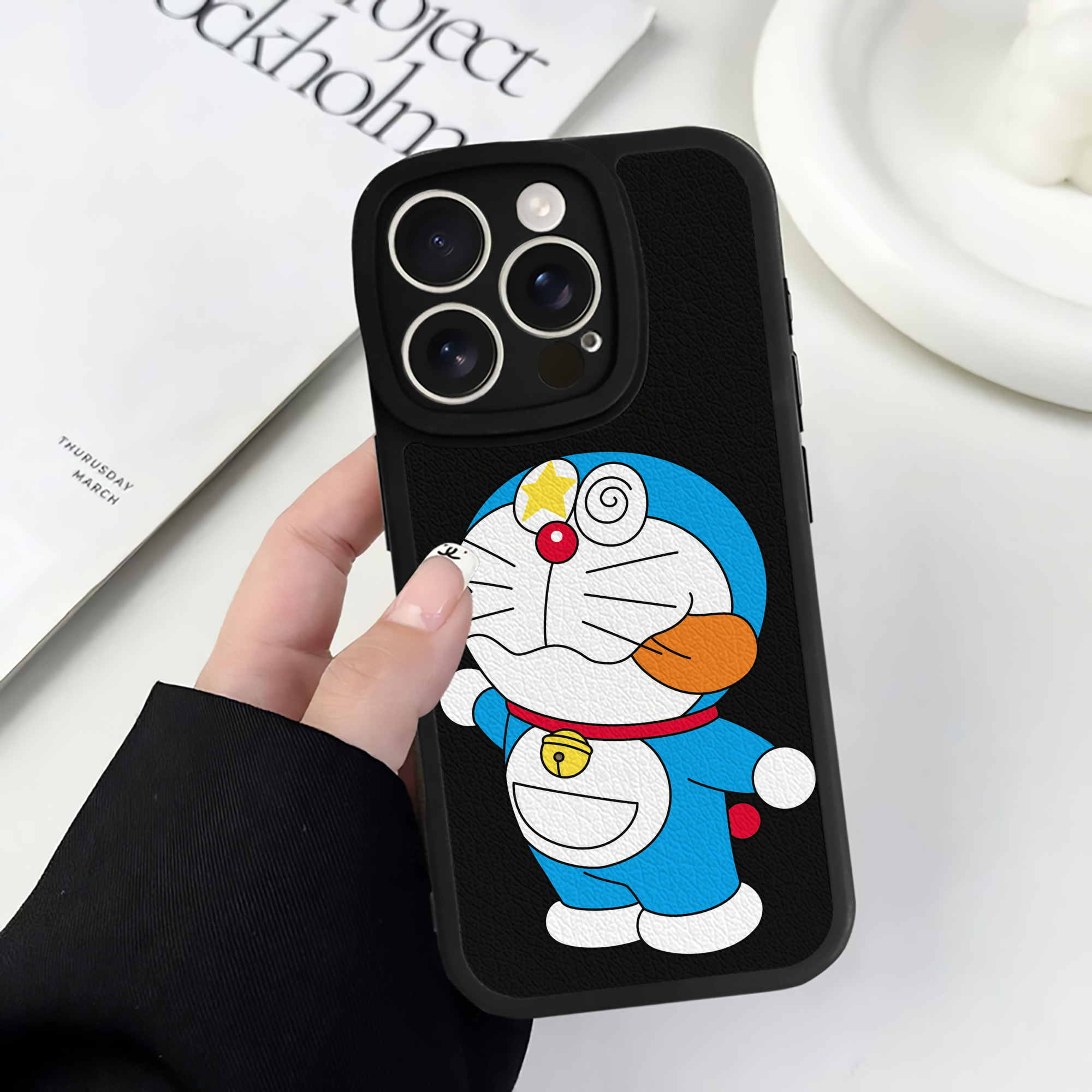 （画像用） ドラえもん Doraemon 【iPhone 16シリーズ対応】シリコンスマホケース（レザー調） 材質：シリコン